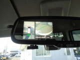 アラウンドビューモニターは、ルームミラーに映ります。