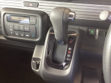 自然に手が届き、操作性の良いインパネシフトに、パーキングブレーキは、フットブレーキタイプなので、運転席と助手席の間はすっきりしています。