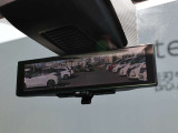 車両後方を映し出します・スマートルームミラー装備です。