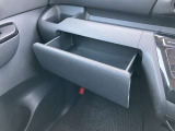 助手席前にも小物入れがあります。