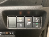 Hondaセンシング用の、VSA(ABS+TCS+横滑り抑制)解除と路外逸脱抑制機能のオンオフスイッチなどはハンドルの右側に装備しています。