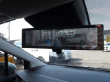 【インテリジェントルームミラー】後方のカメラ画像が映し出されるので、乗員や荷物でさえぎられがちな後方視界をクリアに保ちます♪