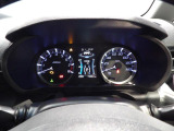 【自発光メーター】鮮やかな照明で見やすいメーターです。夜間の運転中も情報をスムーズに確認でき、安心感があります。