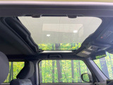 【ガラスルーフ】ガラスルーフ搭載で車内の解放感が一気にアップ!開放的なドライブをお楽しみいただけます。
