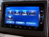 CD、DVD、Bluetooth、AM、FM、AUX、スマートフォン接続ができます。