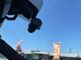 最近では付いてる車も多くなってきました。中古車ではまだまだ付いていればラッキーなドライブレコーダーです♪
