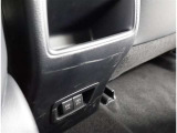 充電用USB端子付き。スマートフォンなどの充電に便利です。