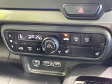 【オートエアコン】一度お好みの温度に設定すれば、車内の温度を検知し風量や温度を自動で調整。暑い&hellip;寒い&hellip;と何度もスイッチ操作をする必要はありません。快適な車内空間には必須の機能ですね♪