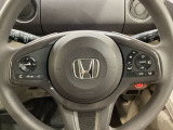ハンドルにHondaセンシング系のクルーズコントロールやレーンキープアシストなどのスイッチと、オーディオの操作スイッチが装備されています。ハンドルから手を離さず安全に操作できます。