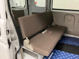 【リヤシート】折り畳み式のベンチシート。短距離移動や作業者には十分です。