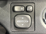 【電動格納ミラー】サイドミラーは電動格納式となっており、狭い駐車場でもキズがつくリスクを抑えられます。