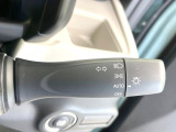 【オートライト】周りの明るさに応じて自動でヘッドライトの点灯・消灯ができる機能です!ライトの付け忘れ・消し忘れなどが無くなり、雨の日や夕方の走行も安心!トンネル通過時も便利ですね♪