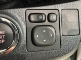 狭い駐車場で便利な電動格納ドアミラーが付いています。
