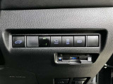 パワーバックドア、車載カメラの視点切替、トラクションコントロール(横滑り防止装置)、オートマチックハイビーム等のスイッチが配置されています。