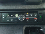 オートエアコンタイプなので細かい操作なしで快適温度に調整してくれます。シートヒーター付きで、冷えた車内でもスイッチを押せば数秒で座面と背もたれがあたたかくなります。