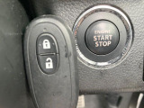 【キーレススタートシステム】カバンやポケットに入れたままでもドアの施錠・解錠が可能なスマートキーを装備。エンジンのオン・オフ時もカギを取り出す必要が無いからとっても便利です♪