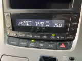 【左右独立型フルオートエアコン】運転席と助手席でそれぞれお好みの温度に設定可能。同乗者にも配慮した、快適な空調をお届け致します。