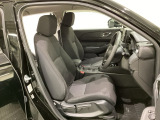広い足元にゆったり座れるシートには肘掛けも装備しており長距離の運転でも疲れにくくなってます。女性でも運転がしやすいように、シートの高さ調整機能(シートリフター)がついています。
