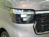 【LEDヘッドライト】悪天候や夜間走行時も良好な視界を確保し安心して運転できる高輝度LEDヘッドライトを装備!点灯速度が早く、消費電力も抑えられています。