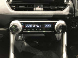 左右独立温度コントロールフルオートエアコンです。運転席、助手席それぞれで独立して温度設定ができます。冷え性の方が乗っても安心ですね♪