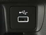 【USBポート】USBポートも装備されています、スマートフォンの充電やオーディオに連携も可能です、今や欠かせない装備の一つです!