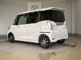 車内に足を踏み入れると、高い天井がもたらす開放的な空間が広がります。