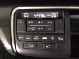 【左右独立オートエアコン】左右席で独立温度コントロールが可能です。運転席はキンキンに冷やして助手席はマイルドにと言った設定が可能です☆暑さ寒さでケンカすることもなくなりますね♪