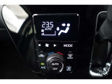 ★エアコンはオートタイプが装着済みです!オートモードにしておけば、車内温度を設定するだけで風の料や吹き出し口の切り替えを機械が行ってくれます!一年中快適な環境を作れますよ♪