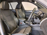 【コックピットシート】BMW車の主役席。車体中央にくる様に配置し車両重心とが一致する事でドライバーと車との一体感あるドライビングを実現。人間工学に基づき形成した形状が長時間のドライブ疲労も軽減します!