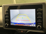 車庫入れなど後進運転時に死角をモニターで確認ができて安全です♪ ステアリング操作の参考になるガイド線も表示しますので車庫入れがニガテな方も安心ですネ!