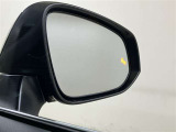 ブラインドスポットモニターはドアミラーの死角領域に入った車両の存在に加え、急接近してくる車両も検知します。車両を検知するとドアミラーに搭載されたLEDインジケーターが点灯します。