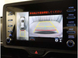 パノラミックビューモニター付きです。車両を上から見たような映像をディスプレイオーディオ画面に表示。運転席からの目視だけでは見にくい、車両周辺の状況をリアルタイムでしっかり確認できます。