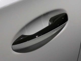 メルセデスが誇る安全装備。正面のメルセデス・ベンツのロゴエンブレムには、ただの飾りではございません!なんとその中に安全を守るレーダーが入っています♪