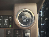 エンジンスタートボタンです。キーが車内にあれば、エンジンの始動・停止はブレーキを踏んでスイッチを押すだけ!キーを取り出す手間を省き、ワンプッシュでエンジンを操作するので簡単でスムーズです。