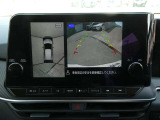 これが【アラウンドビューモニター】上空から見下ろしているかのような映像を映し出して、スムーズな駐車をアシスト