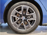【BMWアロイホイル】軽量かつ強度に拘ったアロイホイル。走行性能ポテンシャルを引き出す設計。車の足元を引き締めてくれる大きなポイントはアロイホイルです。