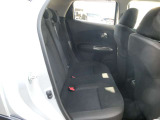 リヤシートは足元空間も広くリラックスしてドライブが楽しめ、ゆったりとおくつろぎ頂けます。