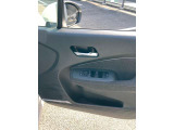 全席パワーウィンドウとなっています。運転席はオートになっているのでワンタッチ開閉することが出来ます。