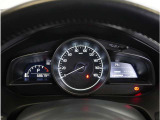 【明るく見やすいメーター】視認性が良く明るく見やすいメーター。運転者にとって見やすいメーターは運転していても疲れないですよね。
