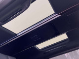 室内に開放感を与えてくれる左右独立ム-ンル-フ(電動サンシェード&挟み込み防止機能付)が装備されています。