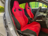 【専用スポーツシート】ホールド性に優れ、カーブ時の体が流れを抑制してくれます。また、体にフィットするから腰や背中が疲れにくく、ロングドライブや高速走行でも快適にお過ごしいただけます♪