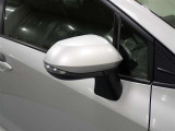 対向車や歩行者が認識しやすいサイドターンランプ付カラードドアミラー