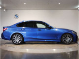 【BMWの伝統-3】BMWのお車は、&ldquo;駆け抜ける歓び&rdquo;を体現しております。走行の安定性とコーナリングの良さを追求し、思い通りにハンドルの操作可能です。