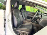 運転席まわりには十分なスペースがあり、大柄な方でもゆったり運転していただける環境です。