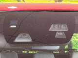 【スマートブレーキサポート】走行中に前方の車両等を認識し、衝突しそうな時は警報とブレーキで衝突回避と被害軽減をアシスト。より安全にドライブをお楽しみいただけます。