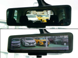 スマートルームミラーは、車両後方に設置されたカメラの映像を、ルームミラーに映し出すことで、死角をなくし、安全性を向上させることができます。また、夜間や雨天時でも、クリアな映像を映し出すことができます。