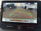 ハンドル操作に連動してガイドラインが変化するバックモニターを搭載しています。クルマは構造上多くの死角が有る為、とても便利な機能です。補助の為の装備なので、目視での確認も大切です。