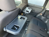 ちょっとしたときに便利なシートバックテーブル付きです。カップホルダーは2つございます!