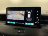 リバースギアに入れるだけで後方の表示へ切り替わります。夜間や雨の日の駐車も楽になりますよ。