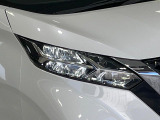【LEDヘッドライト】悪天候や夜間走行時も良好な視界を確保し安心して運転できる高輝度LEDヘッドライトを装備!点灯速度が早く、消費電力も抑えられています。